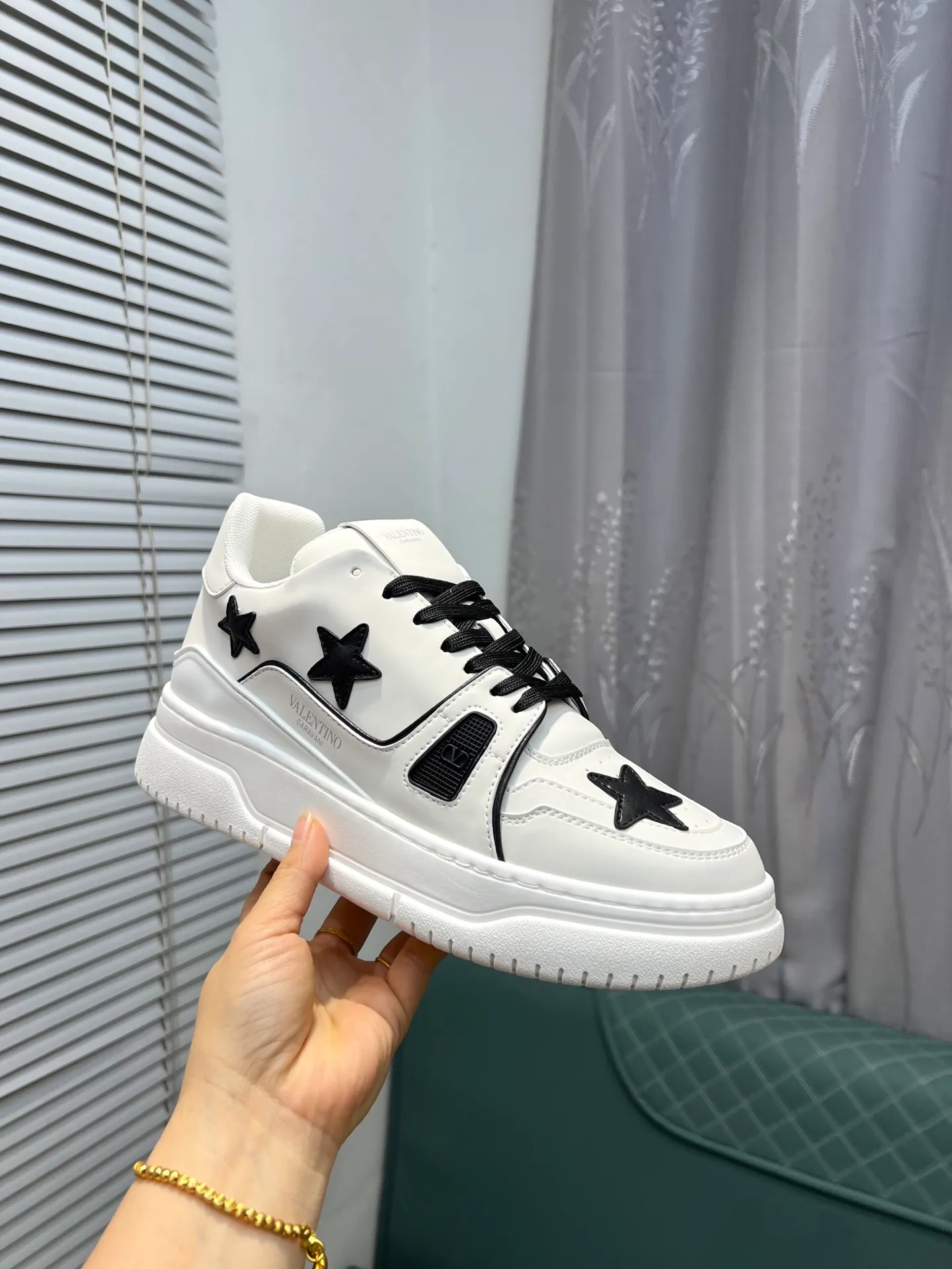Men's Men's Shoes 💰660 Valentino 2023 early autumn new star shoes are now online! Wang Hedi and Ren Jialun have been worn by many celebrities. Who can refuse the same couple shoes as Wang Hedi! The design of Stars Stab My Heart is cool and spicy. The material of the shoes is cowhide, and every color is beautiful! Size 35-40, men’s size 39-44 (women’s 41, men’s 38, 45🉑️customized)